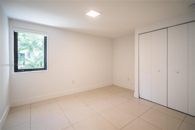 Building Photo - 1985 Bay Dr