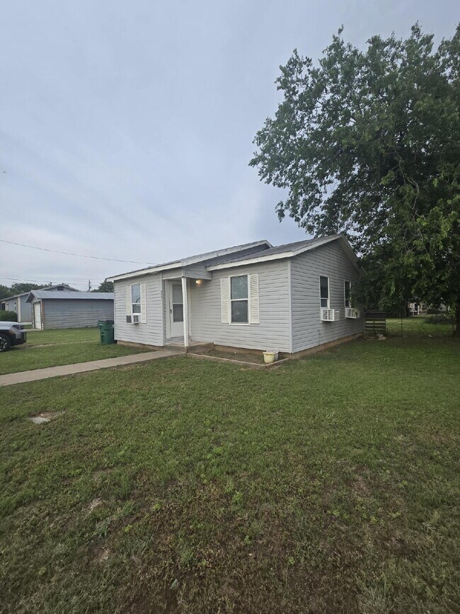 Building Photo - "Charming Retreat: Cozy 2-Bedroom Home with Guest Suite & Hardwood Floors in Cresson, TX!"