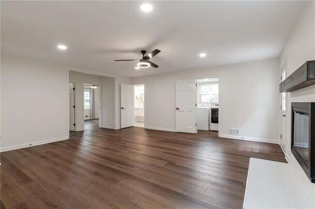Building Photo - 3480 Tanbark Ct NE