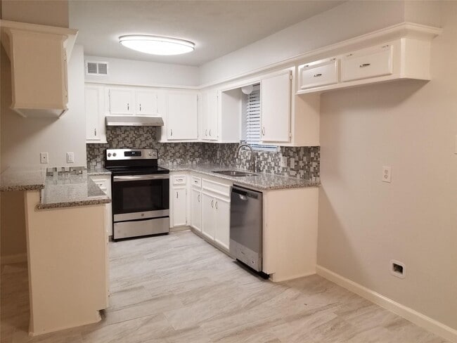Building Photo - 237 N Forest Dr