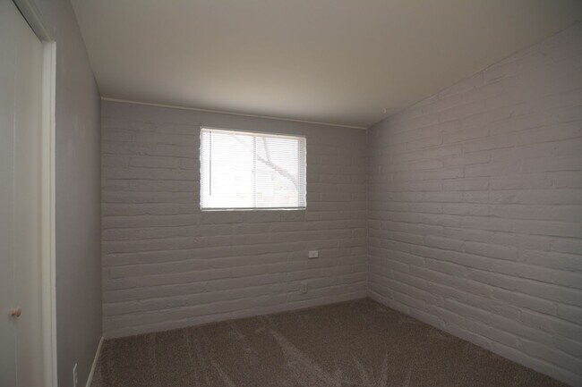 Building Photo - Remodeled 3 Bedroom 2 Bath House! Central/...