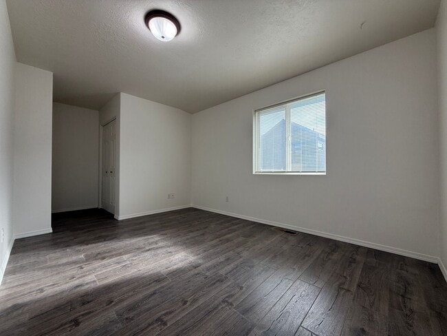 Building Photo - CHECK OUT THIS OPEN FLOOR PLAN HOME IN RED...