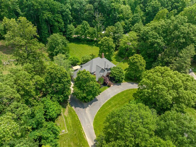 Building Photo - Spacious 6-Bedroom Furnished Home Near Asheville – Privacy, Comfort & Convenience!