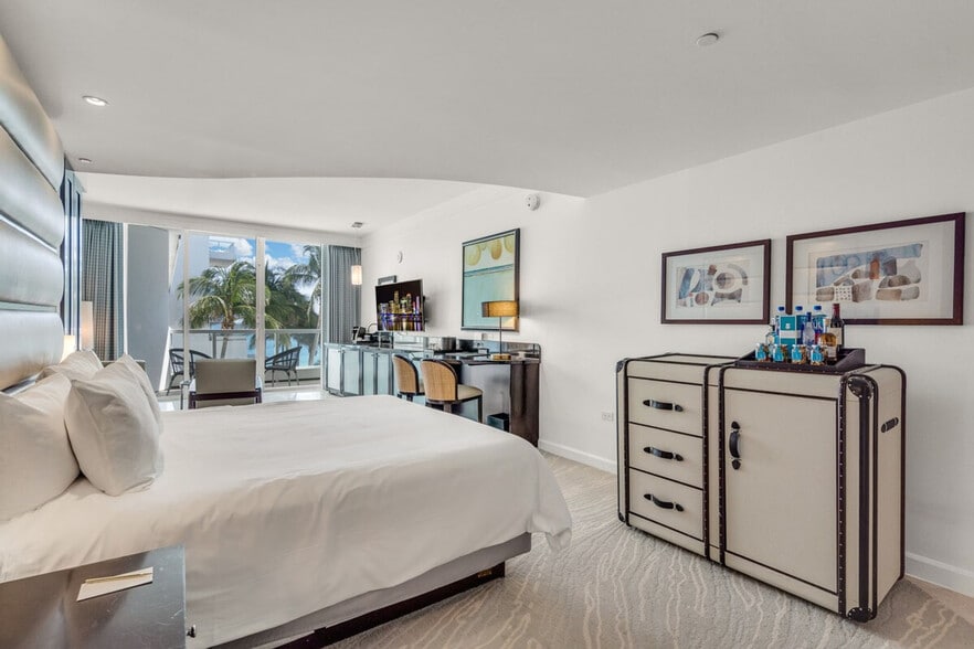 Building Photo - 4391 Collins Ave