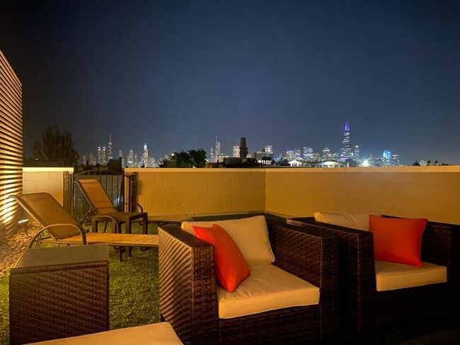 Building Photo - 1021 N Hermitage Ave