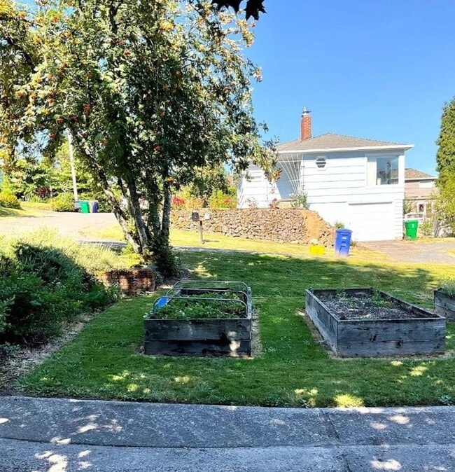 Building Photo - Charming Maplewood SFH with garden beds, fruit trees and finished basement