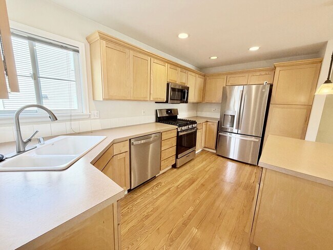 Building Photo - Lovely Lake City Townhouse - AVAILABLE NOW at $2695!