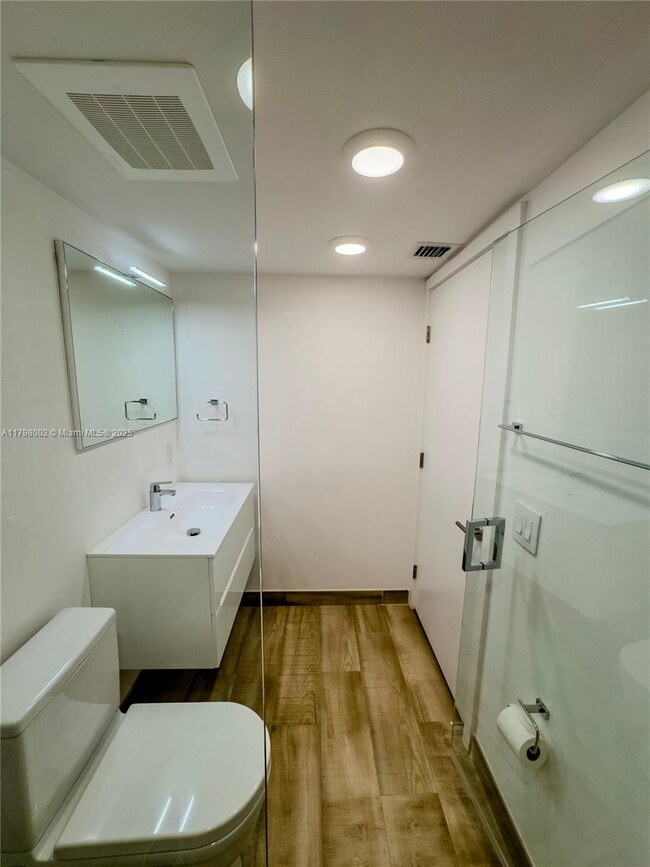 Building Photo - 9261 E Bay Harbor Dr