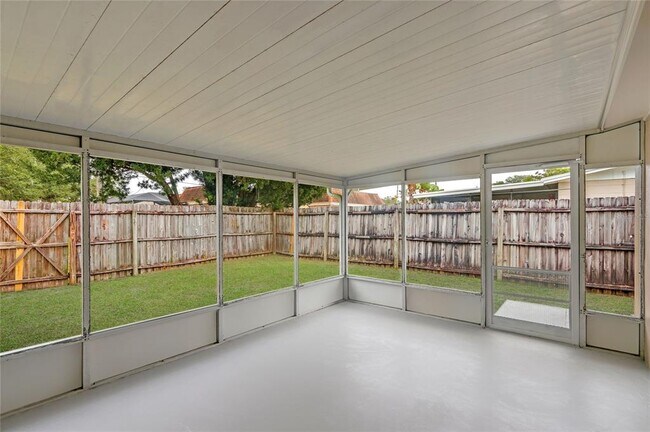 Building Photo - 5135 Kiwi Dr
