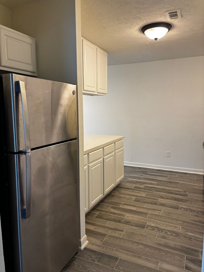 Building Photo - 3 Bedroom 2 Bath