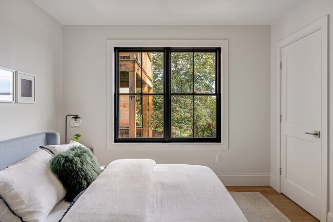 Building Photo - 421 Saratoga St