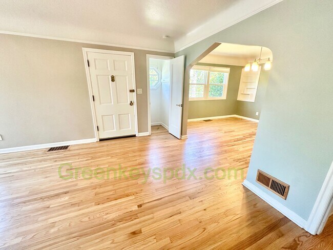 Building Photo - Huge 4 Bedroom 2 Bath House across from Rose City Golf Course