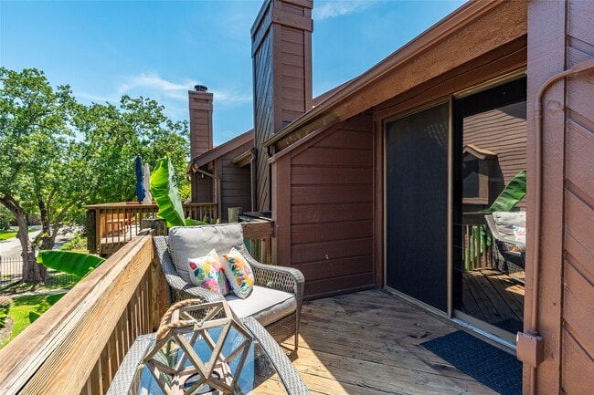 Building Photo - 723 Davis Rd