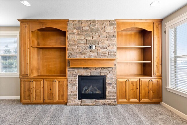 Building Photo - Beautiful Gated Fisher’s Landing Townhome with 4 Bedrooms, Gas Fireplace & Central AC