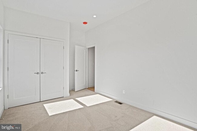 Building Photo - 4421 Kane Pl NE