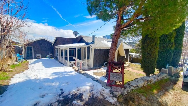 Primary Photo - Adorable 2 bed 1 bath home with great views!
