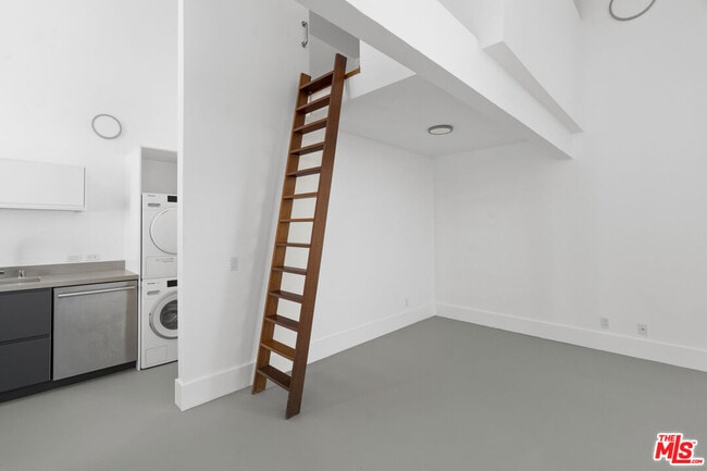 Building Photo - 558 Rose Ave