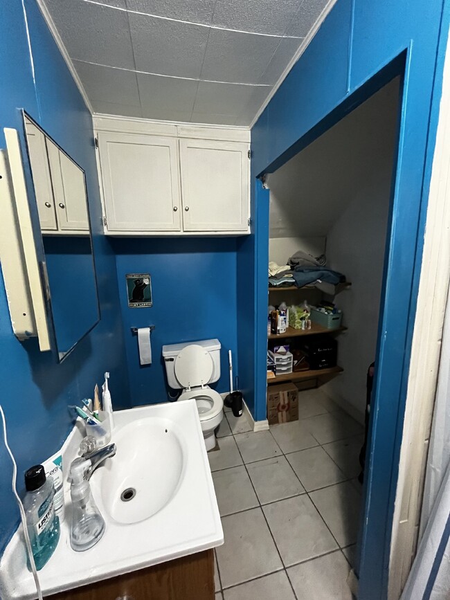 Building Photo - 3 Bed 1 Bath close to UWEC! Available July...