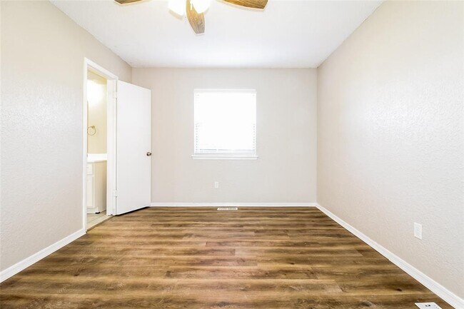 Building Photo - 1004 Cambridge Dr