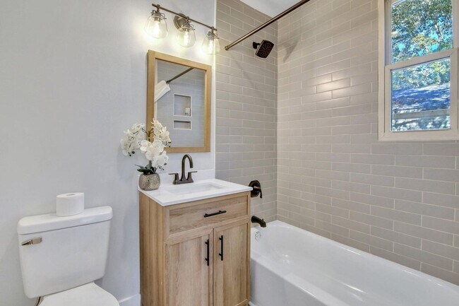 Building Photo - Beautifully renovated 3 bedroom, 2 bathroom home in the heart of North Charleston