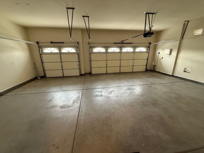 Building Photo - Apple Valley Estates- Gated Community- Beautiful 4 Bedrooms, 3 Bathrooms