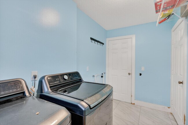 Building Photo - 1121 SW Ivanhoe St