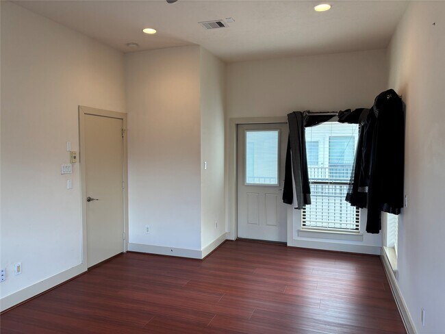 Building Photo - 1510 W 26th St