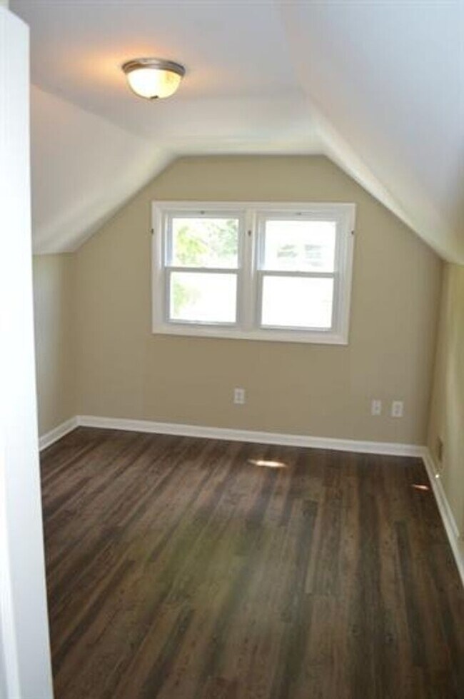 Building Photo - 5609 Goldenrod Rd