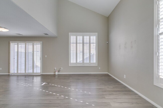 Building Photo - GORGEOUS HOME WITH TONS OF UPGRADES*GATED COMMUNITY WITH A COMMUNITY POOL*