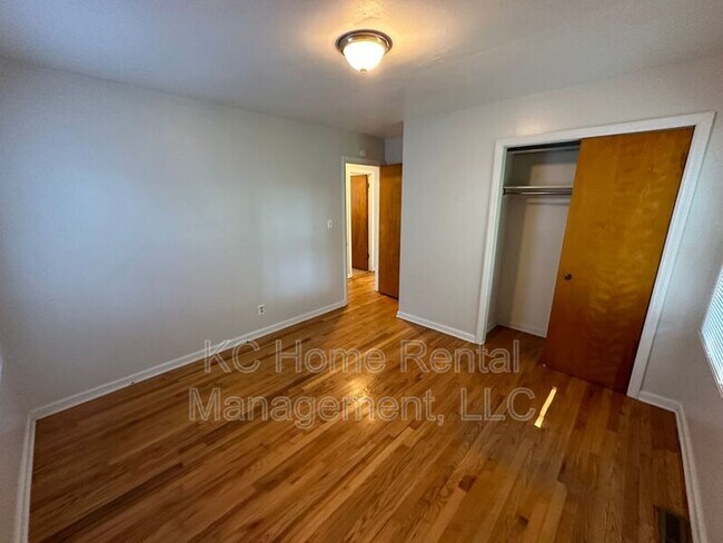 Building Photo - 5911 Farley Ave