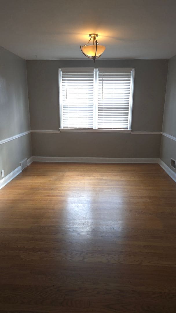 Building Photo - 3 bedroom, 1.5 bath end unit townhome