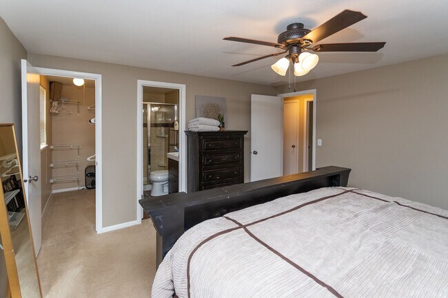 Building Photo - BEAUTIFUL 4BD SPLIT-LEVEL HOME in VILLA LOMA NEIGHBORHOOD - Security Deposit Waiver Available