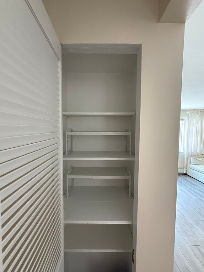 Building Photo - 6828 N Northwest Hwy