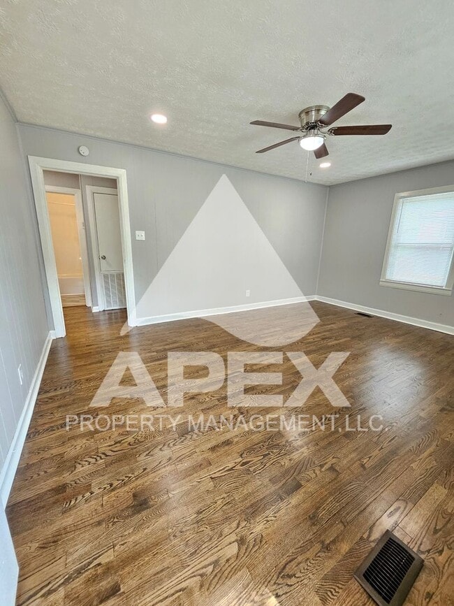 Building Photo - Craftsman Style 2 Bd 1- Ba Single Family Home with Bonus Rm and carport in North Knox!