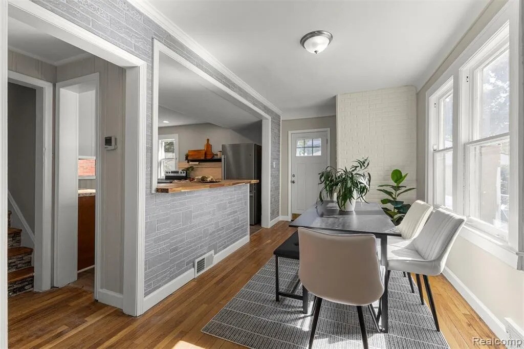 Building Photo - 3369 Pelham St