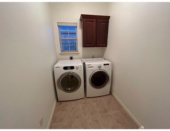 Building Photo - 1909 SW Elington St