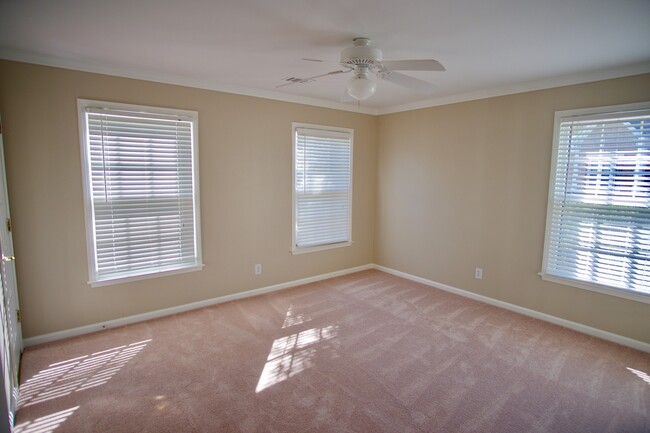 Building Photo - Dunwoody Living at Its Best – Spacious 4BR...