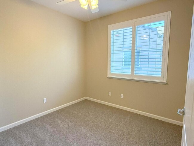 Building Photo - Modern End Unit Townhouse In Great Dublin ...