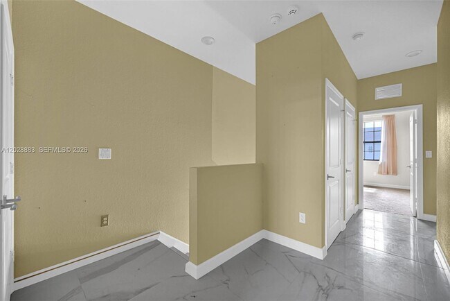 Building Photo - 1130 SW 6th Ct