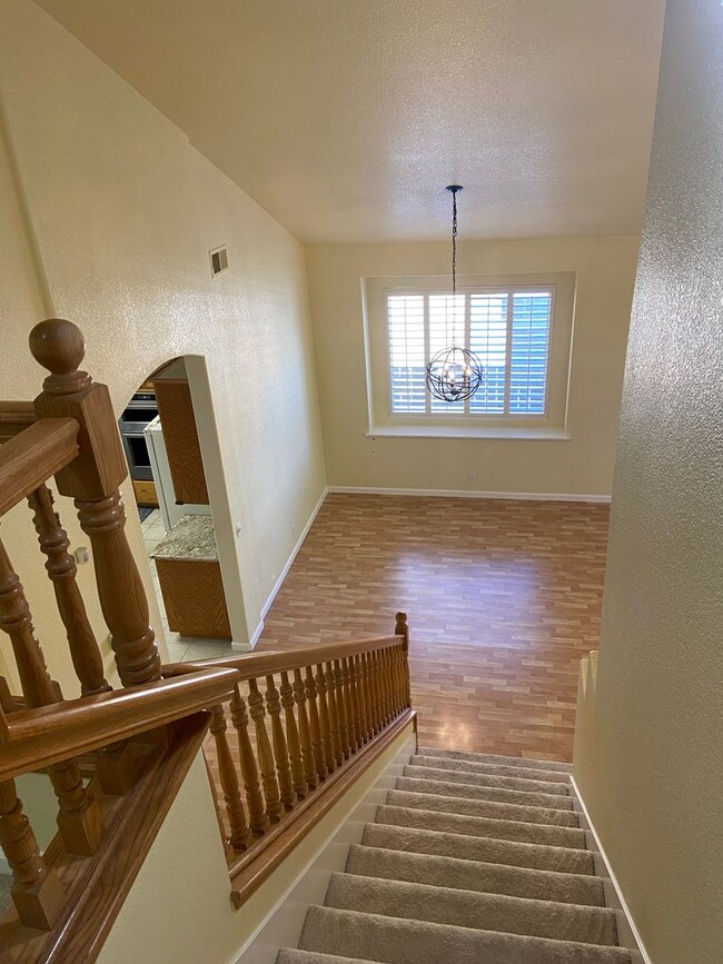 Building Photo - Large 4 bdrm 3 bath in Broadstone