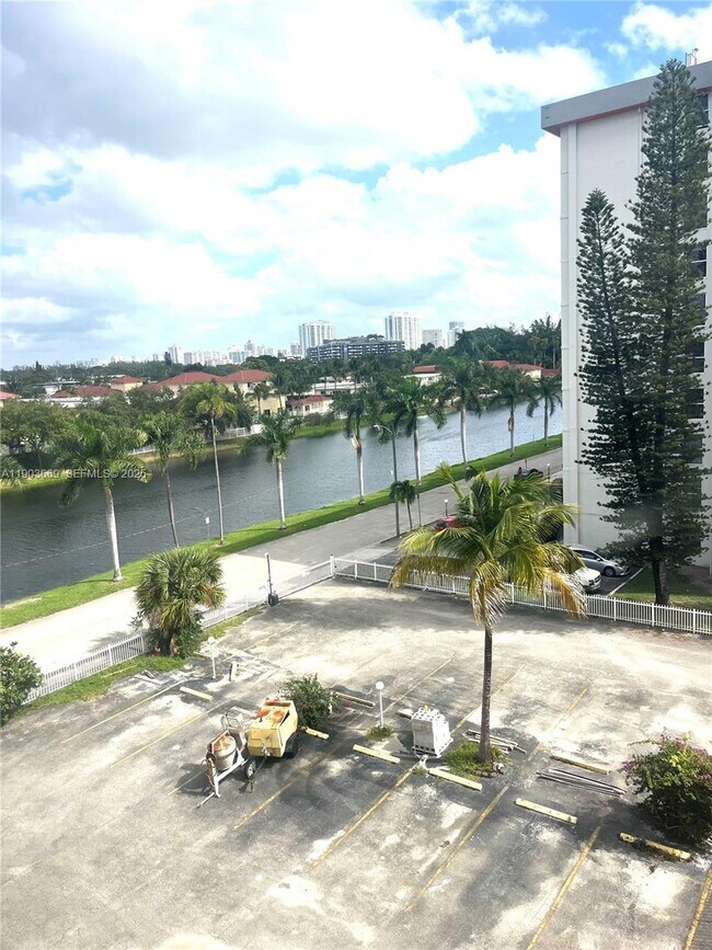 Building Photo - 2025 NE 164th St