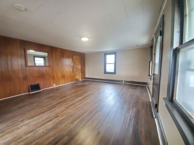 Building Photo - Detached 3 bedroom, 1 Bath Single Family H...