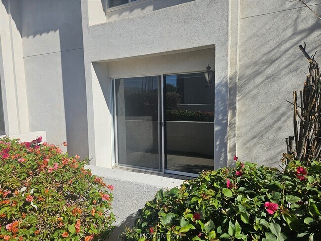 Building Photo - 1800 Club House Dr