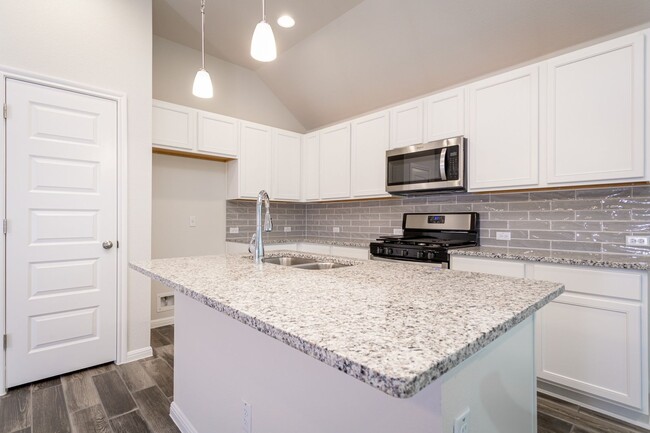 Building Photo - Modern 3 bed 2 bath home!