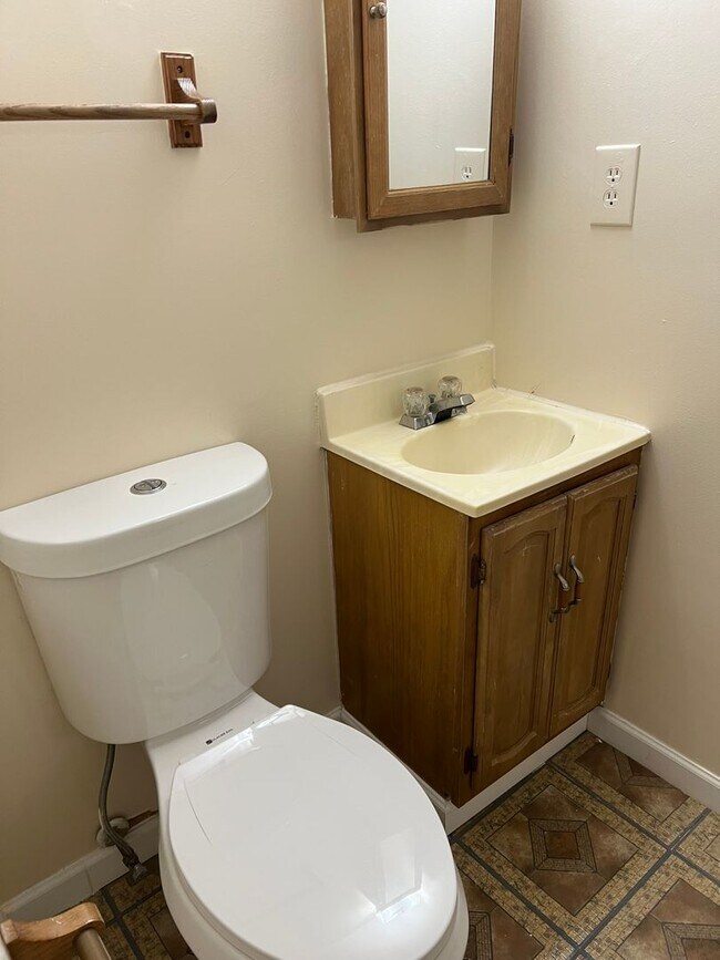 Building Photo - Wonderful end unit in Downtown Bethesda, 1...
