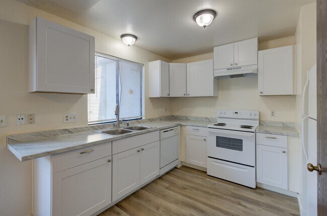 Building Photo - 4676 E Alamos Ave