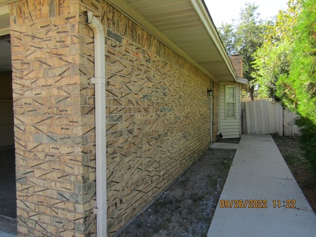 Building Photo - Crosby Park Area!