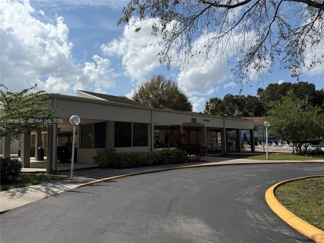 Building Photo - 104 Gardens Dr