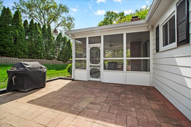 Building Photo - Spacious Ranch in Des Peres