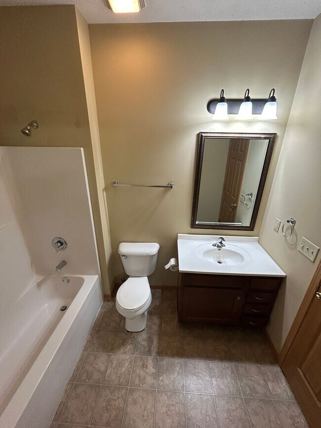 Building Photo - Modern & Spacious 3-Bedroom Ranch Condo!